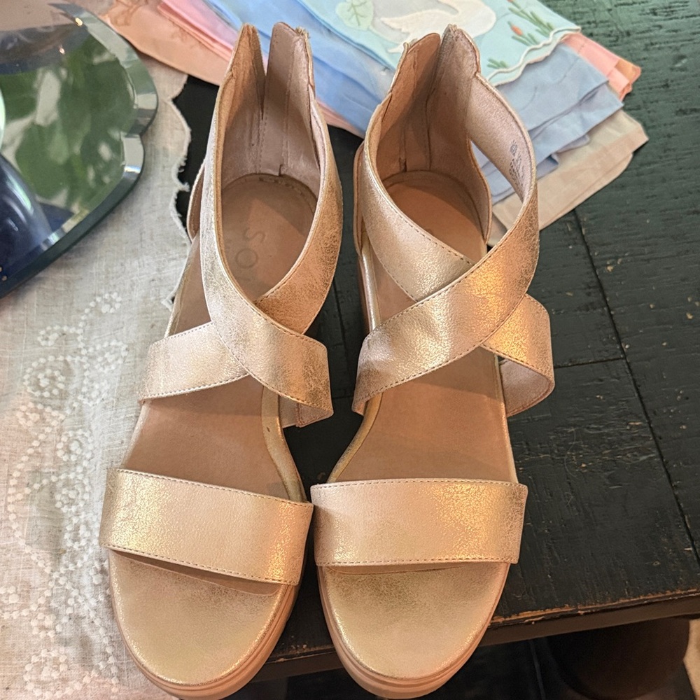 SOUL Naturalizer Metallic Gold Crisscross Wedge Sandals - Picture 2 of 9